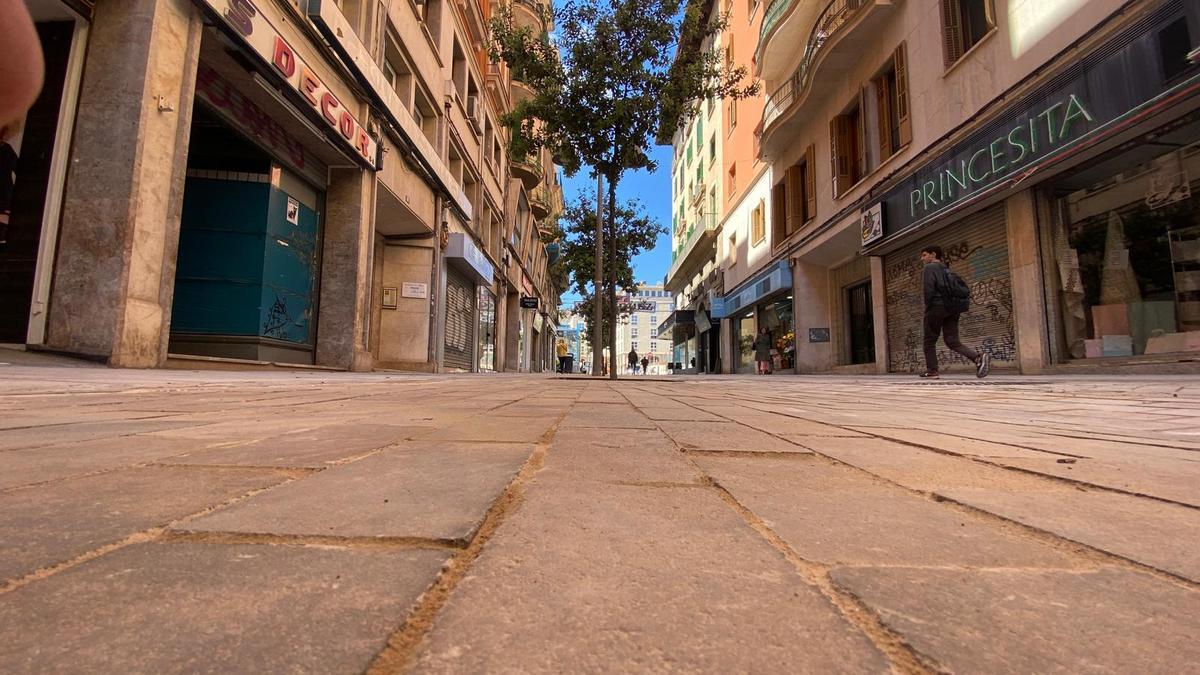 Así ha quedado el nuevo pavimento de la calle Velázquez de Palma tras las obras
