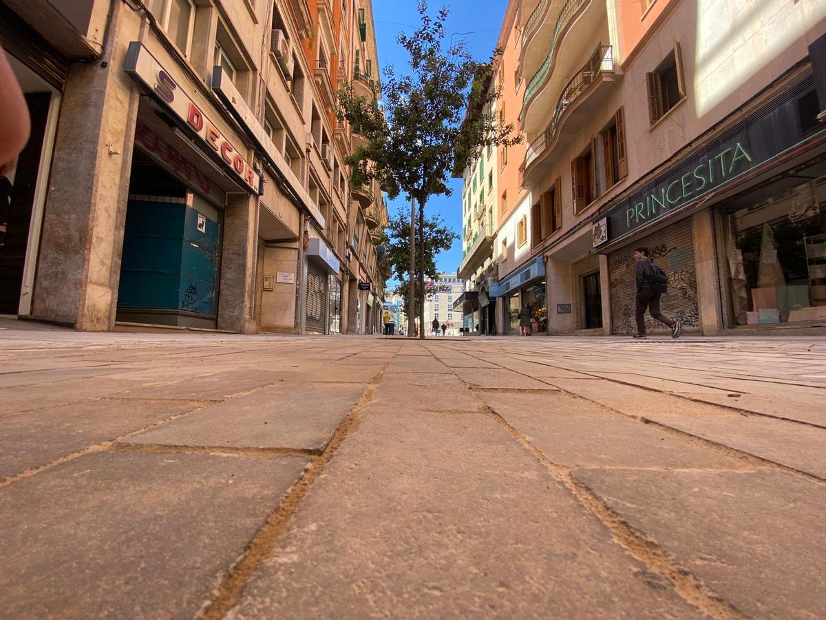 Así ha quedado el nuevo pavimento de la calle Velázquez de Palma tras las obras