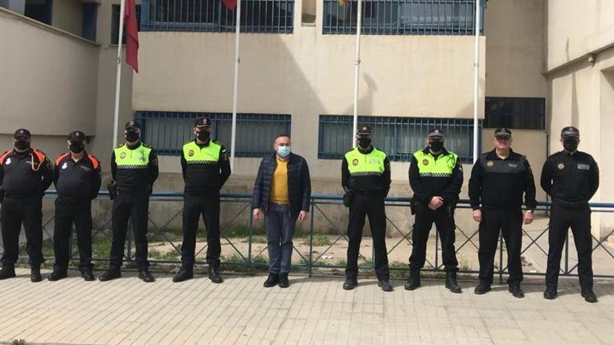 Agentes de la Policía Local y voluntarios de Protección Civil de Elda durante los tres minutos de silencio.