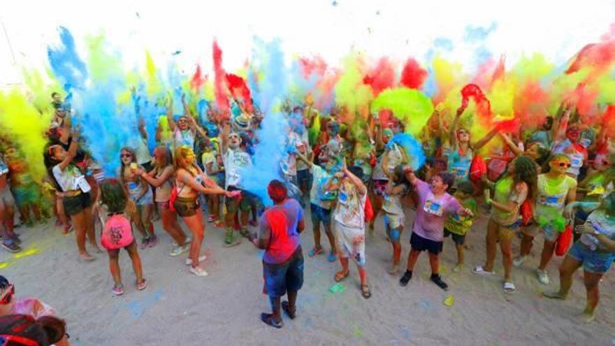 Núvol de colors, creat a la platja del centre de Blanes.