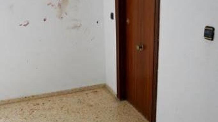 La puerta del lugar del incidente, con manchas de sangre en la pared.