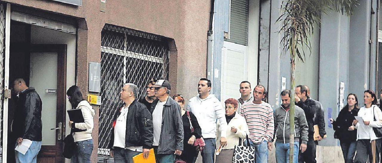 Demandantes de empleo en una oficina del Servicio Canario de Empleo de Tenerife