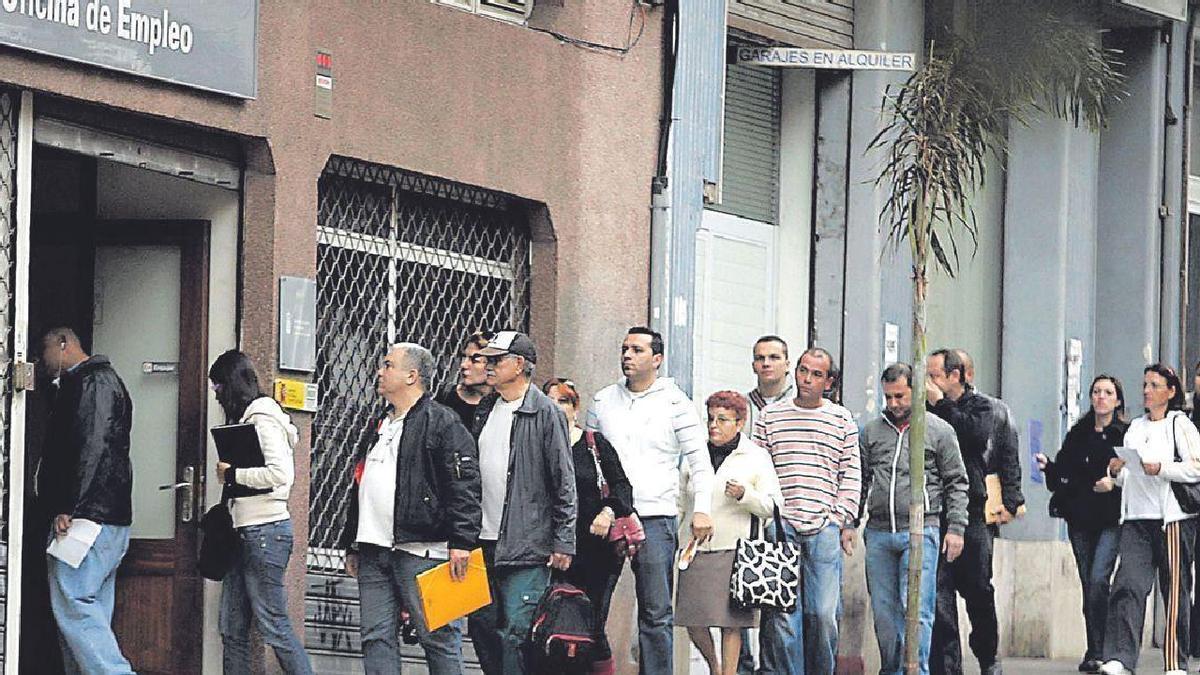 Demandantes de empleo en una oficina del Servicio Canario de Empleo de Tenerife