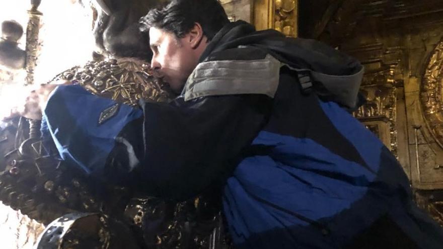 Fran Rivera abrazando al Apóstol en el camarin de la Catedral, en una visita anterior