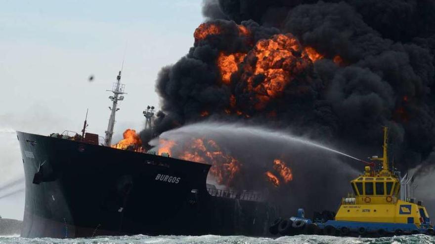 Varios remolcadores acudieron a sofocar el buque de Pemex incendiado en México.