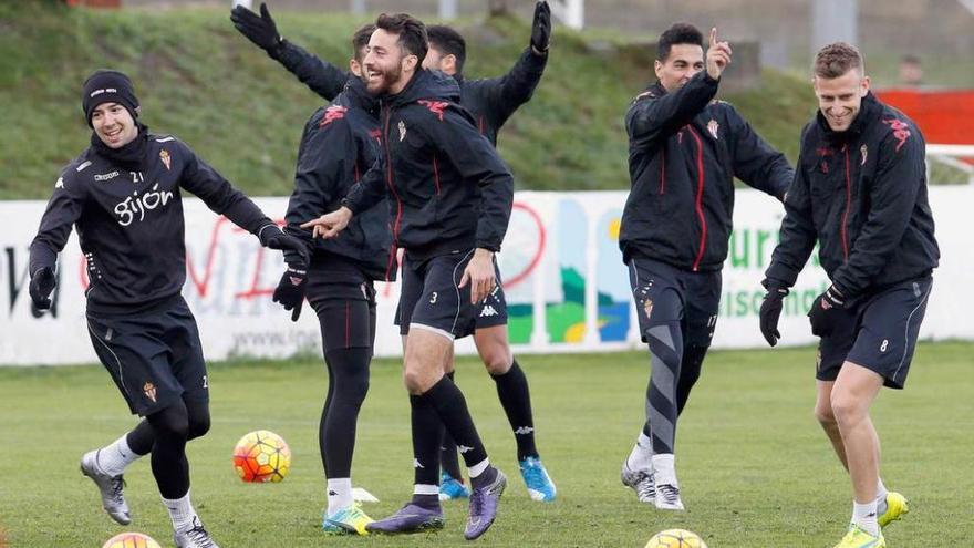 Mascarell, segundo por la derecha, en el entrenamiento de ayer.