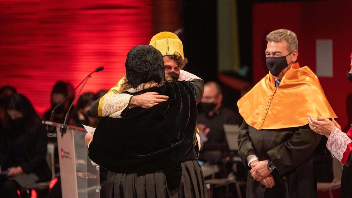 Remohí recibe el homenaje de manos de la rectora en presencia del presidente de Air Nostrum, Carlos Bertoméu.