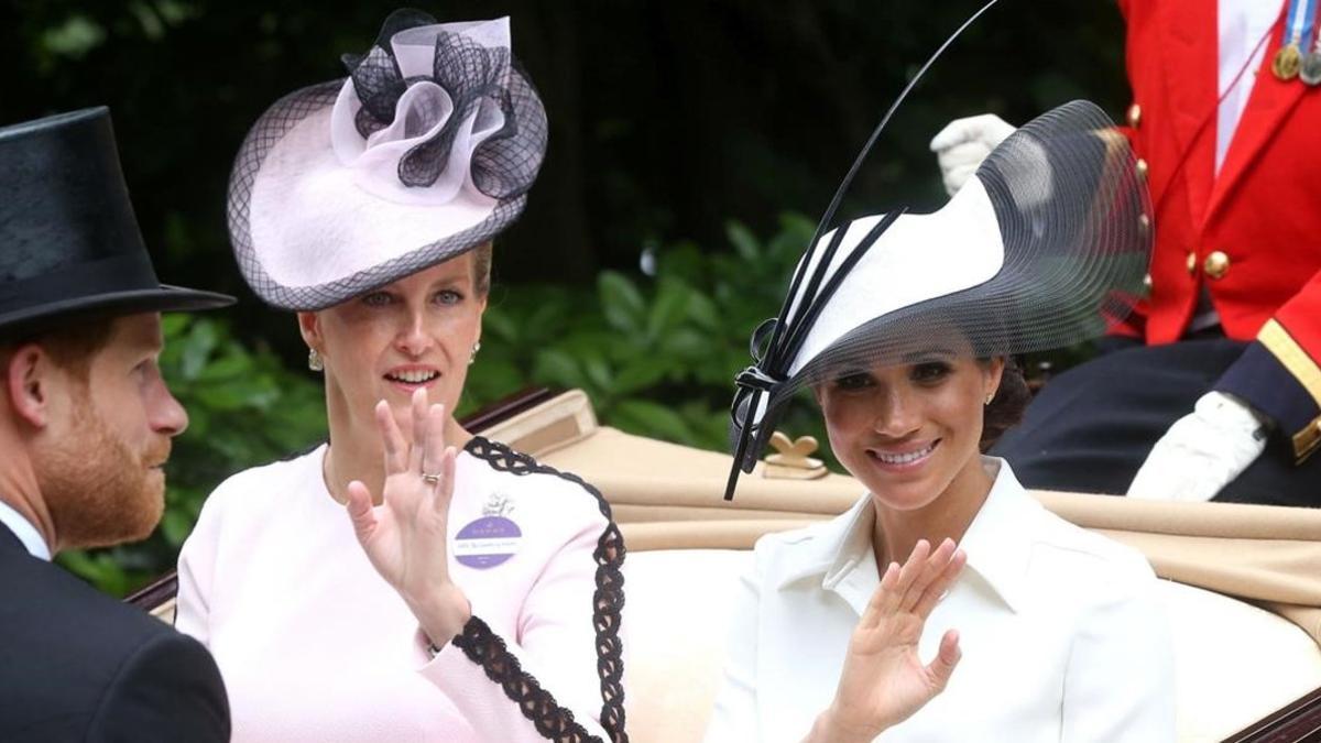 zentauroepp52834415 royal ascot 2018   day 1   royal carriages featuring  meghan200318124212