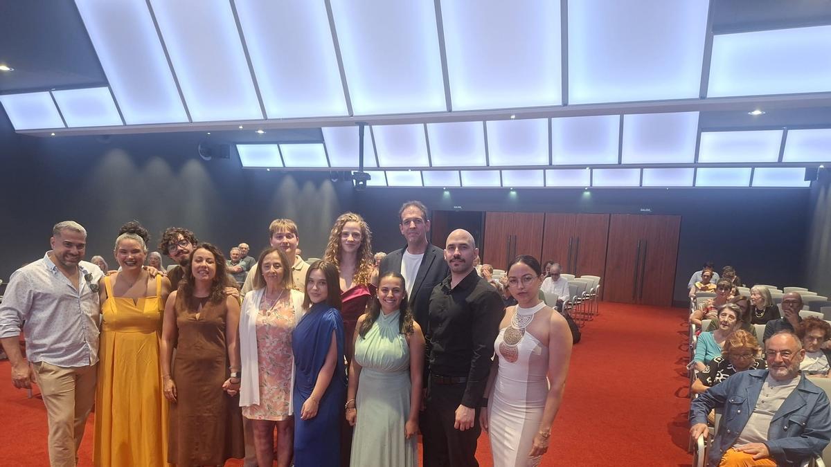 Por la izquierda, Ángel Simón, Ángeles Rojas, Ariel Martín, María Piquero, Álvaro Segador, Begoña García-Tamargo, Anne Broers, Paula Duarte, Yónatan Santianes, Noive Solar, Arián Alegre y Vilma Ramírez.