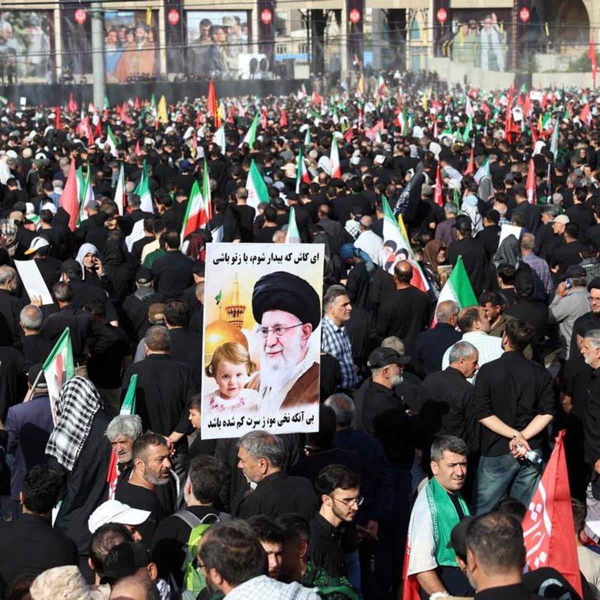 Masivos rezos en Irán exigen venganza tras la muerte de Jamenei