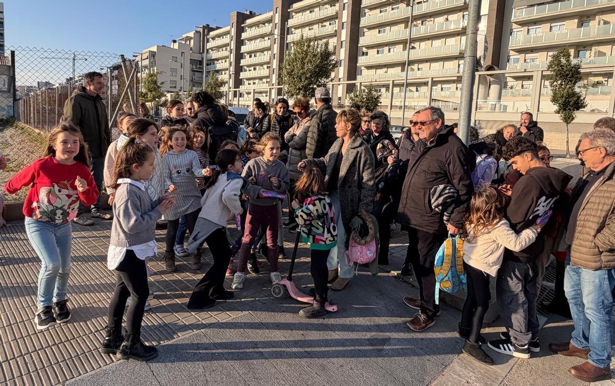 Familias de la escuela Badalona Port exigen la construcción del centro educativo tras 15 años en barracones