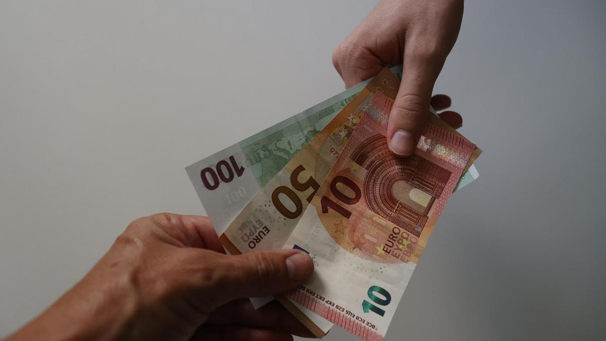 Foto de archivo de unos billetes de euro en las manos. EFE/J.J.Guillen
