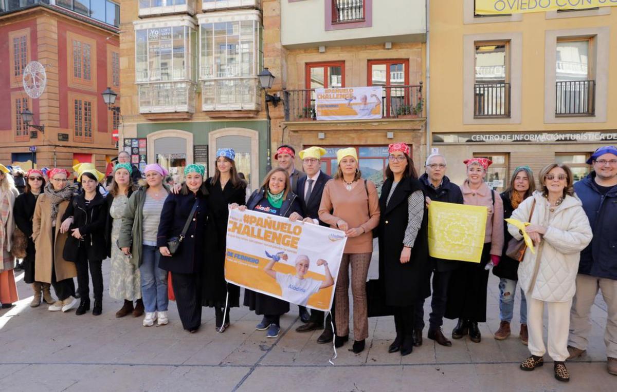 Oviedo se coloca pañuelos solidarios en la cabeza en el Día del Cáncer Infantil