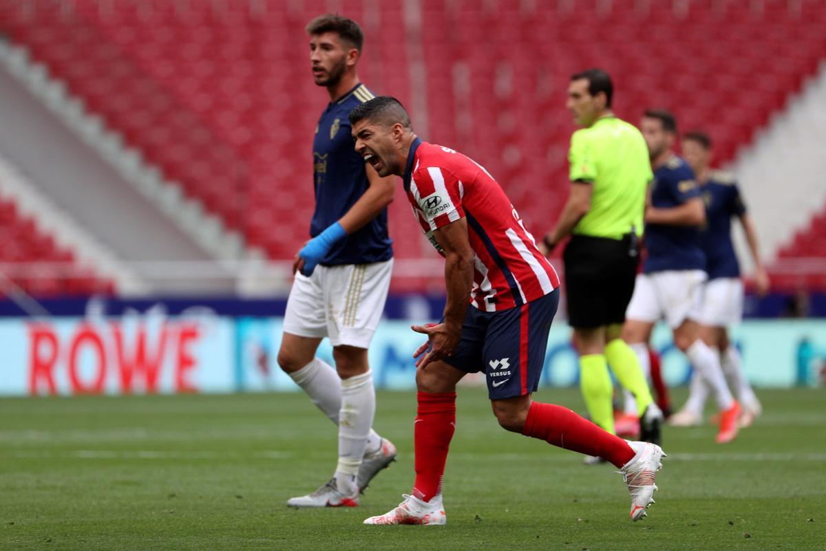 El atlético Luis Suárez se lamenta tras una ocasión fallada ante Osasuna.