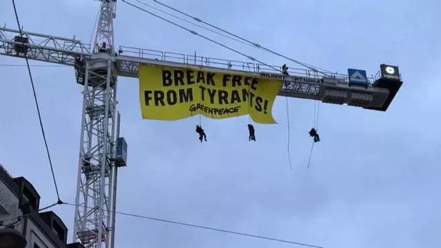 Greenpeace cuelga una pancarta gigante en Munich contra la dependencia energética de Europa