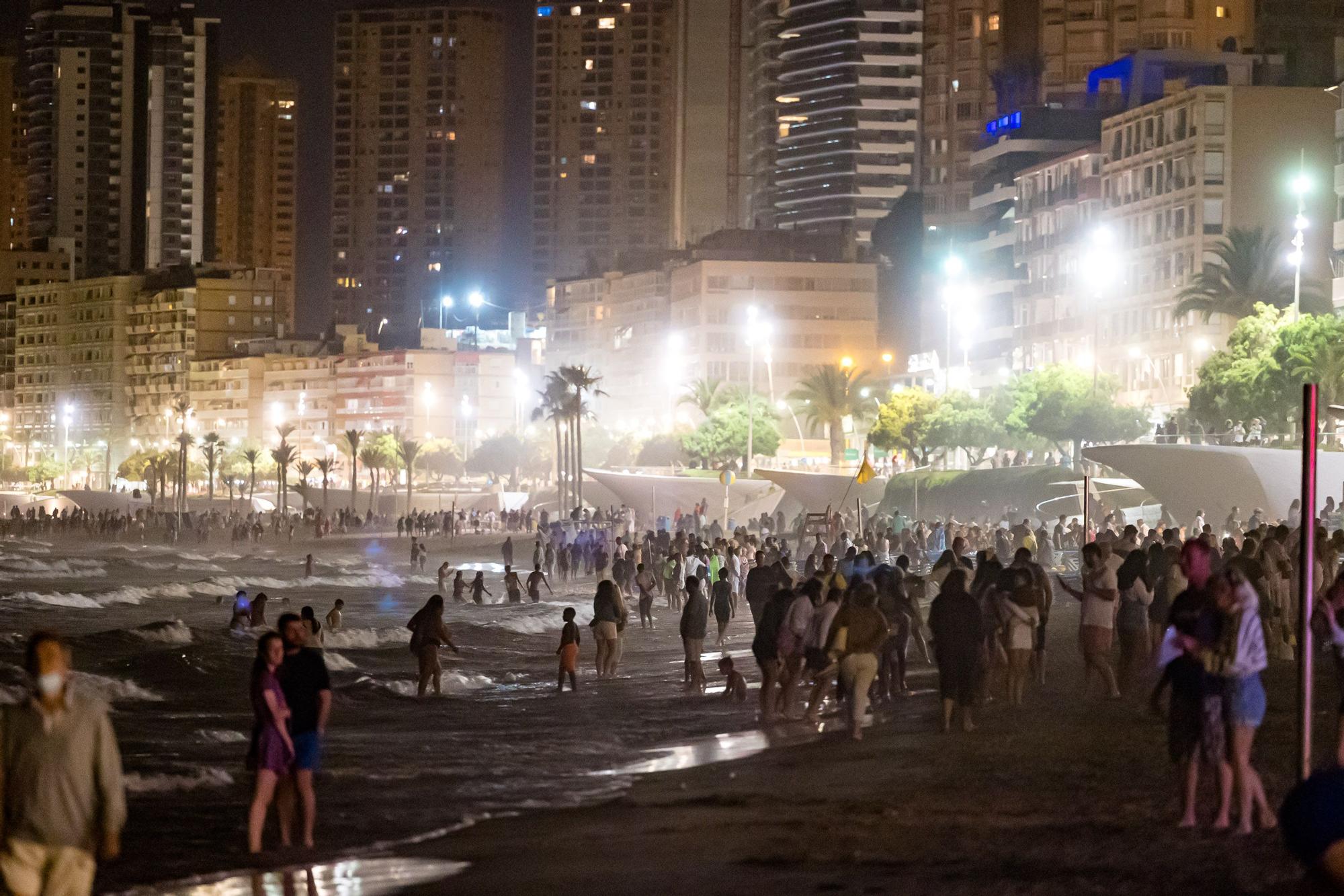 Cientos de personas festejan en las playas de Benidorm la Nit de Sant Joan