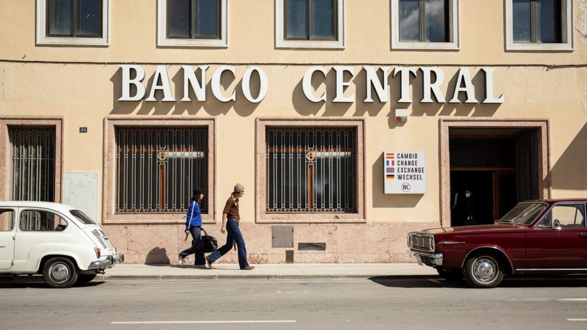 Tuvieron que recrear la época e, incluso la fachada de una sucursal del Banco Central.
