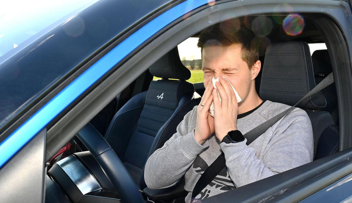 Sonándose los mocos en el coche