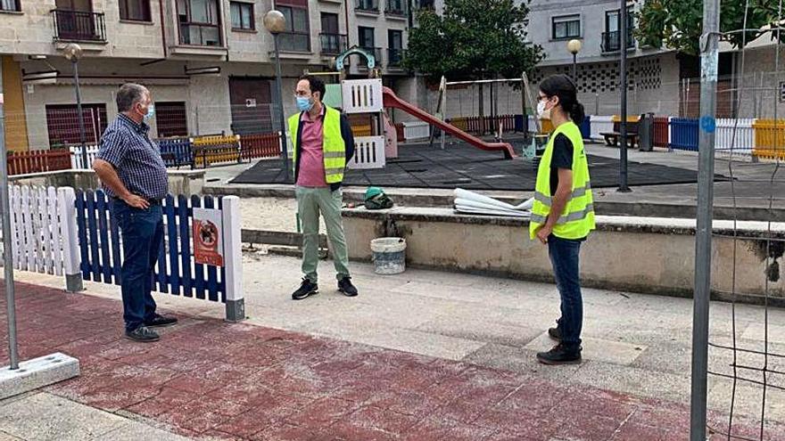 El alcalde comprobó el inicio de los trabajos en el parque infantil.