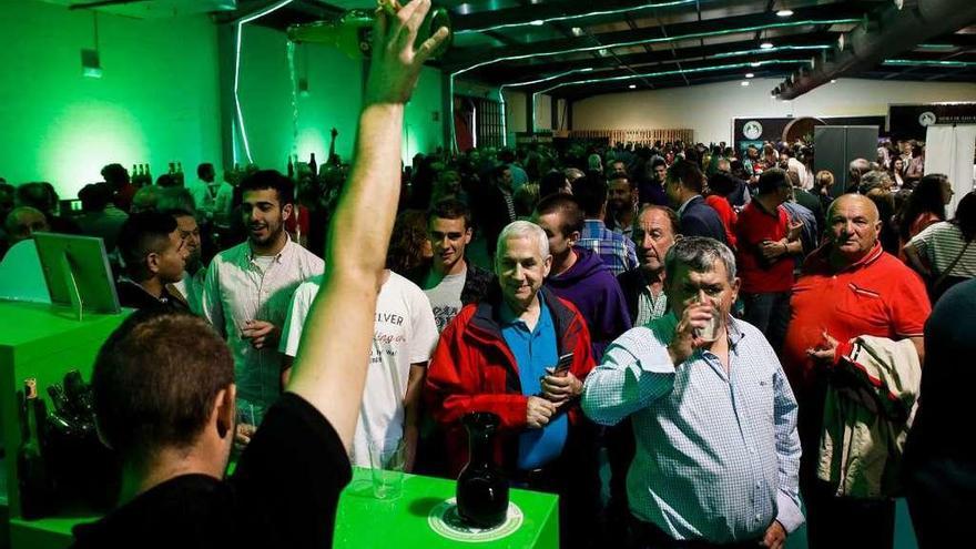 Decenas de personas, bebiendo sidra ayer en el pabellón de Asturias del recinto ferial, donde también hubo una degustación de la cesta de Alimentos del Paraíso.