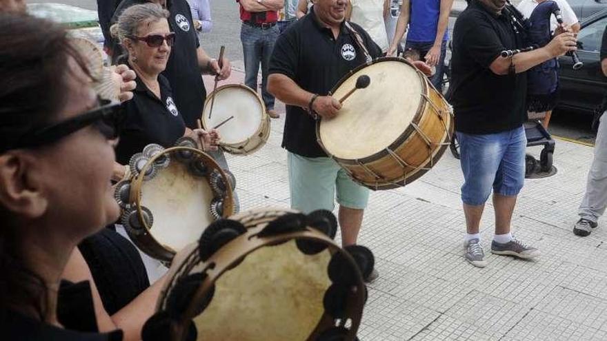 Integrantes del grupo de Dorna en una actuación. // Noé Parga