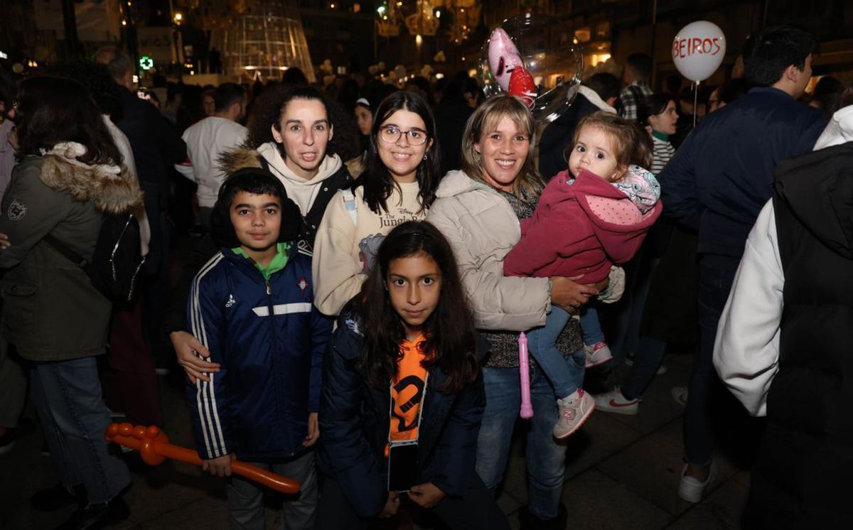 Sara, Xiana, Lucía, María, 
Adrián y la pequeña Erea.   | // A.VILLAR