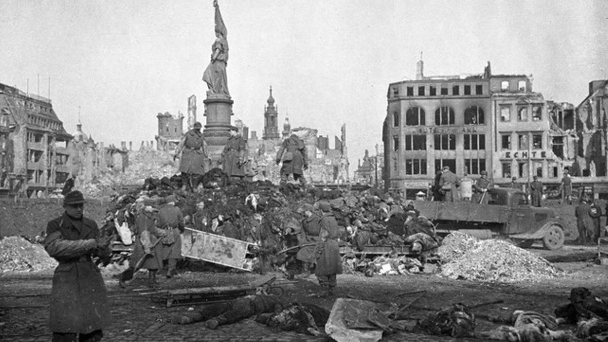 Residentes y personal de emergencia amontonan cuerpos antes de ser incinerados, en el Mercado Viejo de Dresde, tras los bombardeos.
