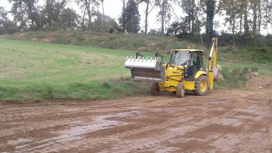 Una excavadora en el lloc de les obres.