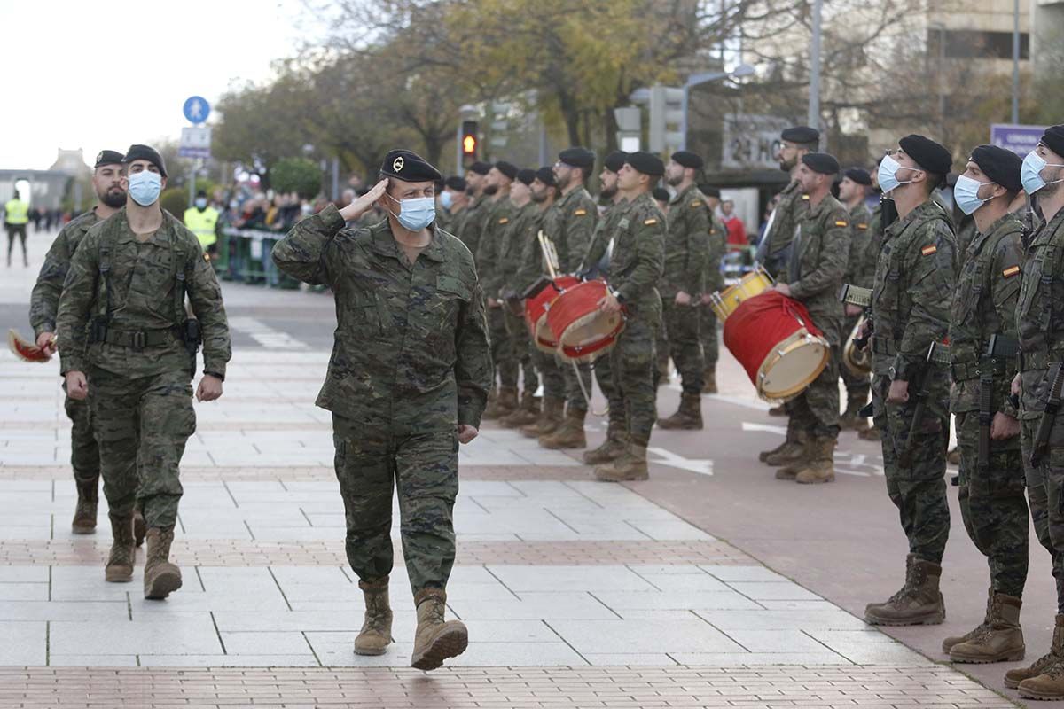 Izado de l bandera de España en Córdoba