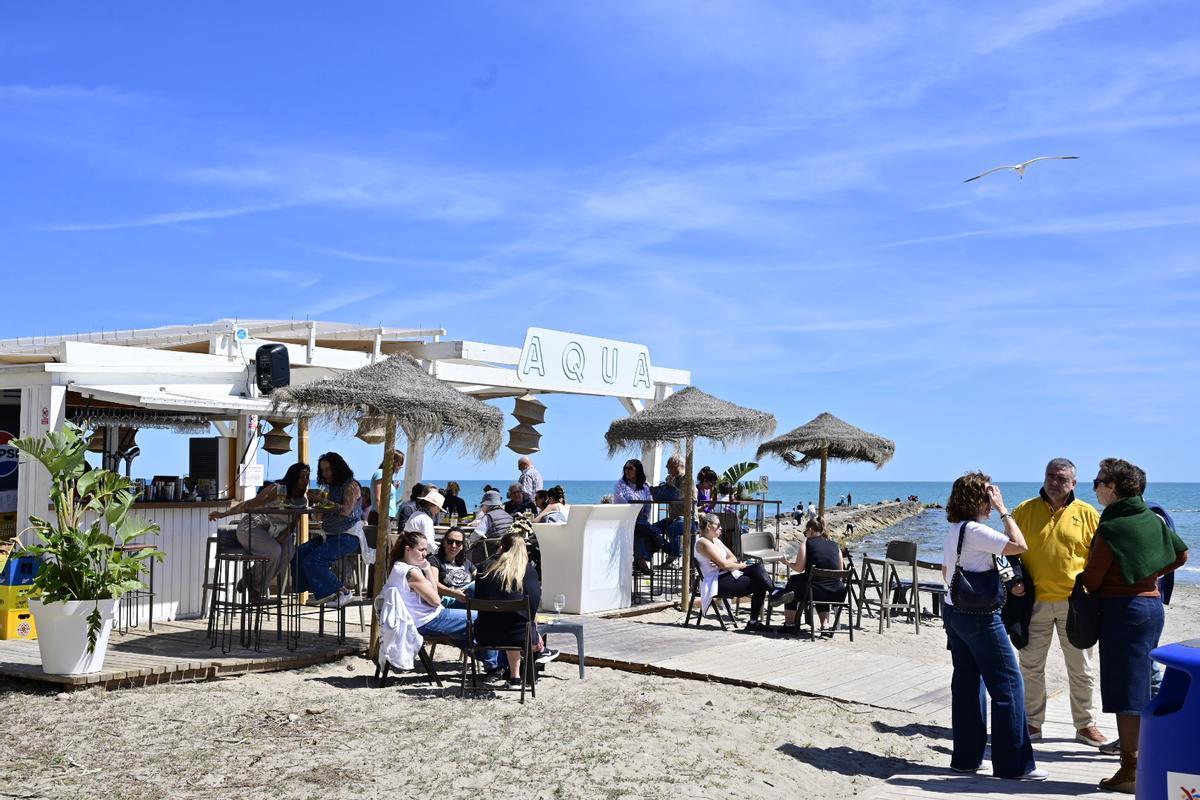 Imagen de un chiringuito en la playa del Gurugú de Castelló, este lunes.