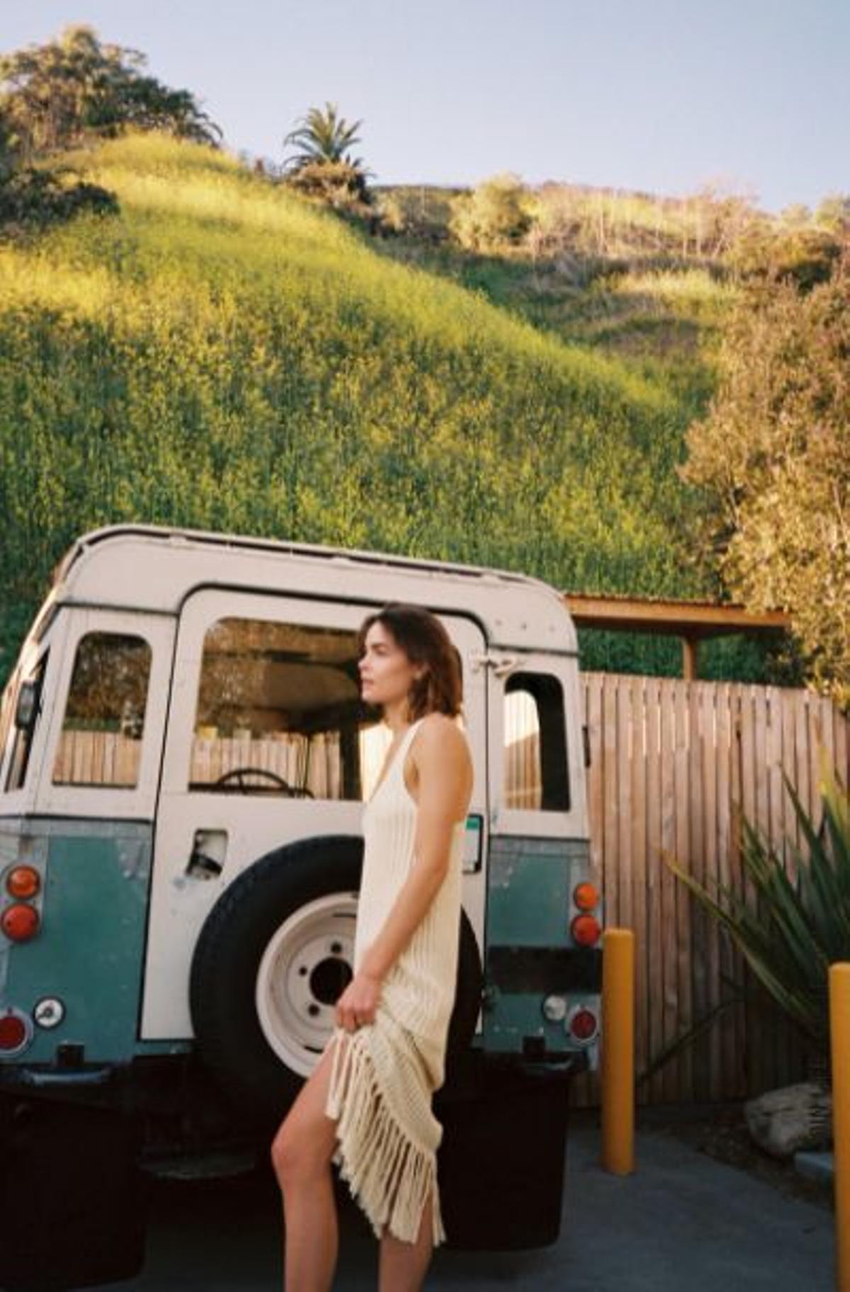 Vestido midi de escote redondo y tirantes anchos con flecos en el bajo