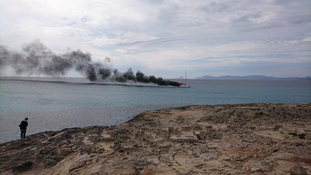 Incendio de un catamarán en Formentera