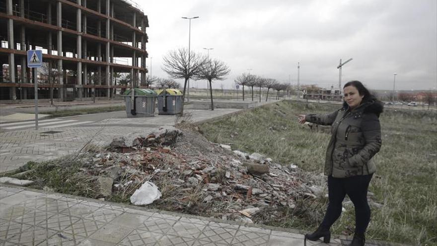 Quejas en Mejostilla por la suciedad y falta de mantenimiento en el barrio