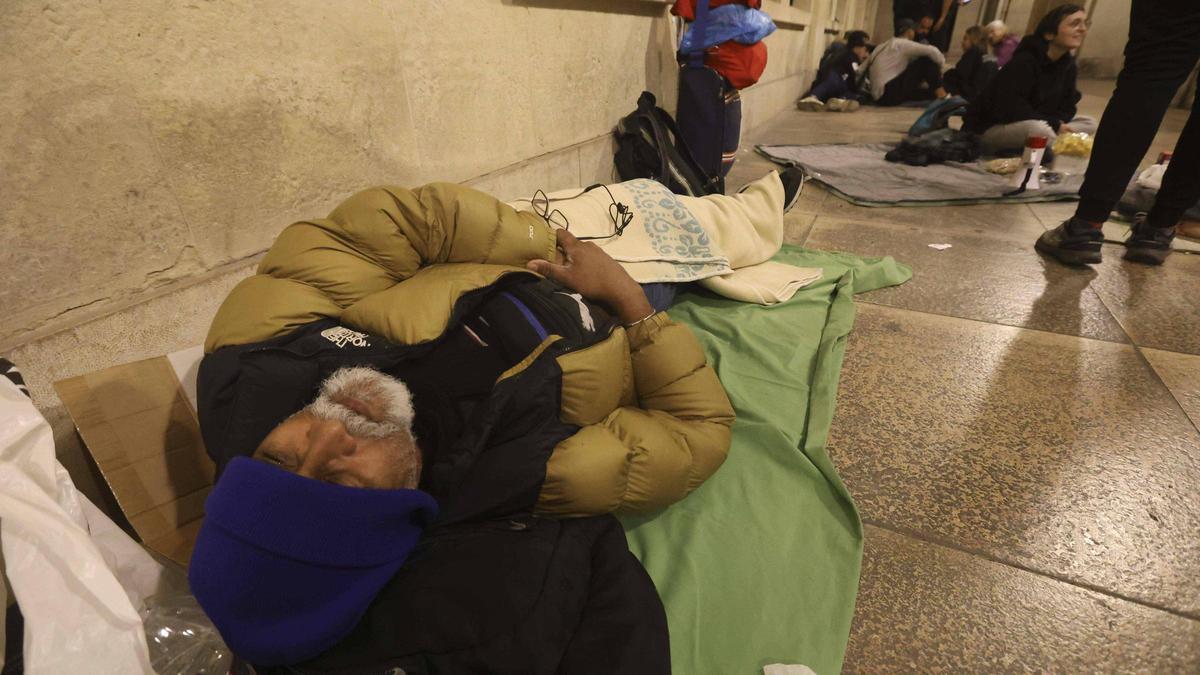 Los sintecho de Alicante visibilizan su drama durmiendo frente al Ayuntamiento