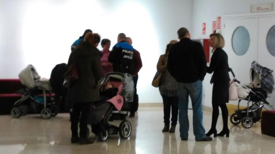 Dos mujeres abandonan la Casa de Cultura por no poder dejar los carros de bebé en el pasillo del auditorio