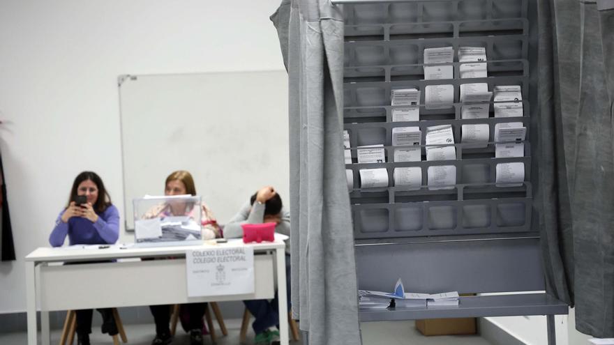 Un colegio electoral en el concello pontevedrés de Meis el pasado domingo.