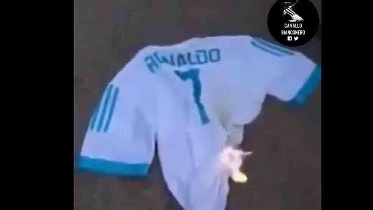Captura del vídeo donde queman la camiseta del Real Madrid con el '7' a la espalda