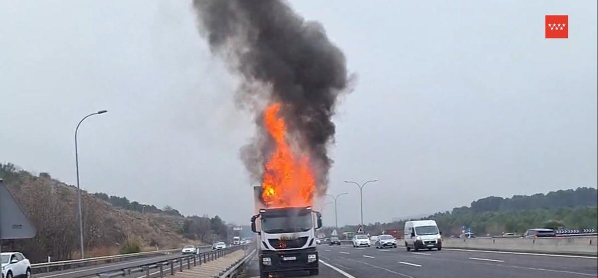 El incendio del camión frigorífico que ha provocado retenciones en la A-3 en Rivas.