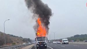 Un aparatoso incendio de un camión frigorífico provoca retenciones en la A-3 durante varias horas