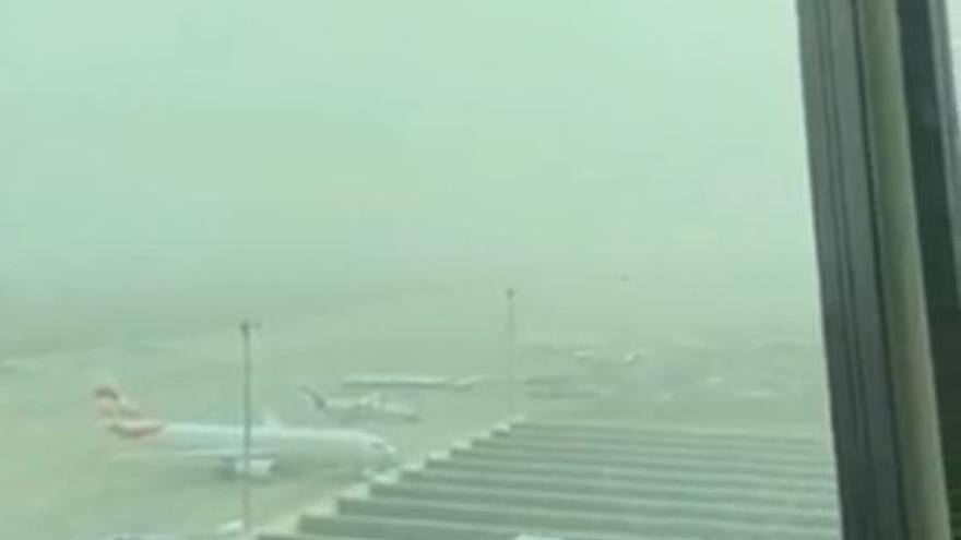 La calima reduce la visibilidad en los aeropuertos de las islas orientales del Archipiélago