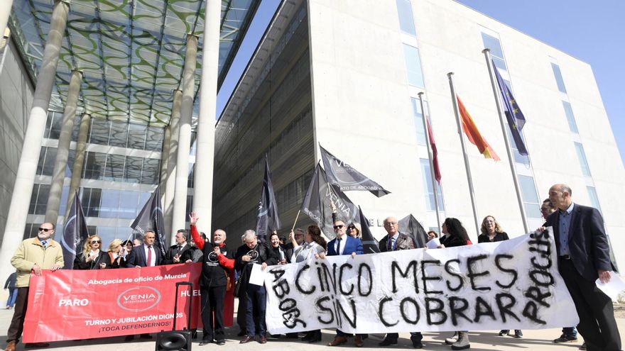 Los abogados de oficio reivindican mejoras en el sector frente a la Ciudad de la Justicia