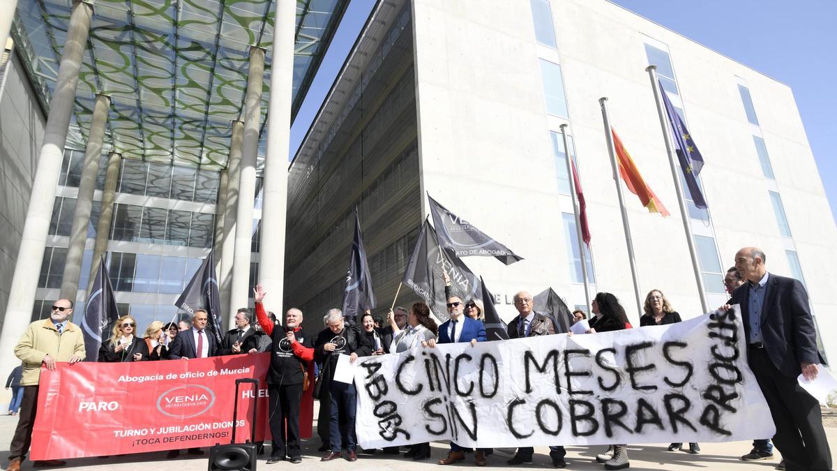 Protesta de abogados de oficio, este jueves en Murcia.