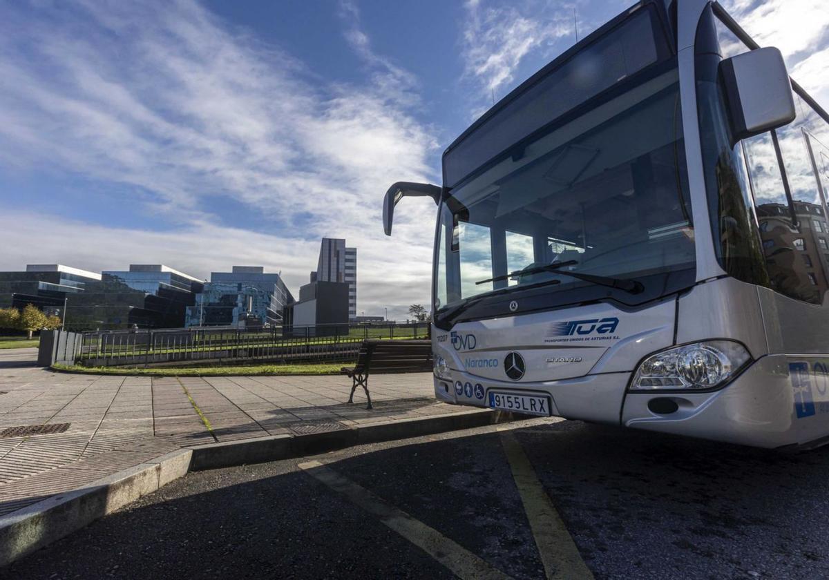Un autobús urbano de TUA junto al Hospital Universitario Central de Asturias.
