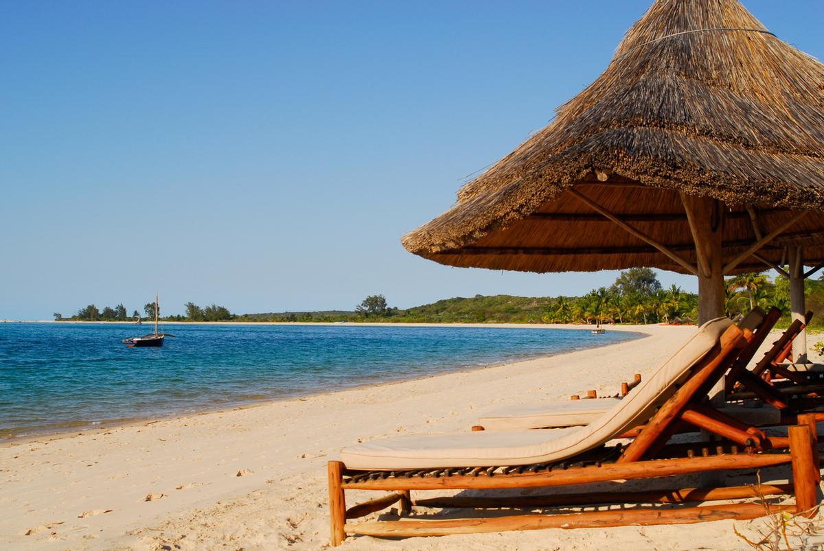 La isla de Benguerra es un paraíso tropical situado en el archipiélago de Bazaruto, a 14 kilómetros de la costa de Mozambique. Es la segunda isla más grande del archipiélago, famosa por sus playas vírgenes de arena blanca, dunas, lagos de agua dulce y por albergar una rica vida marina protegida