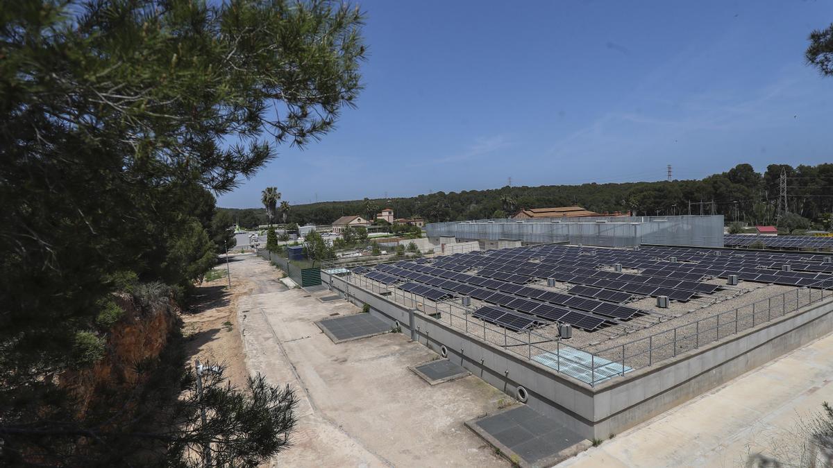 Vista de las placas solares de la Presa de Manises.