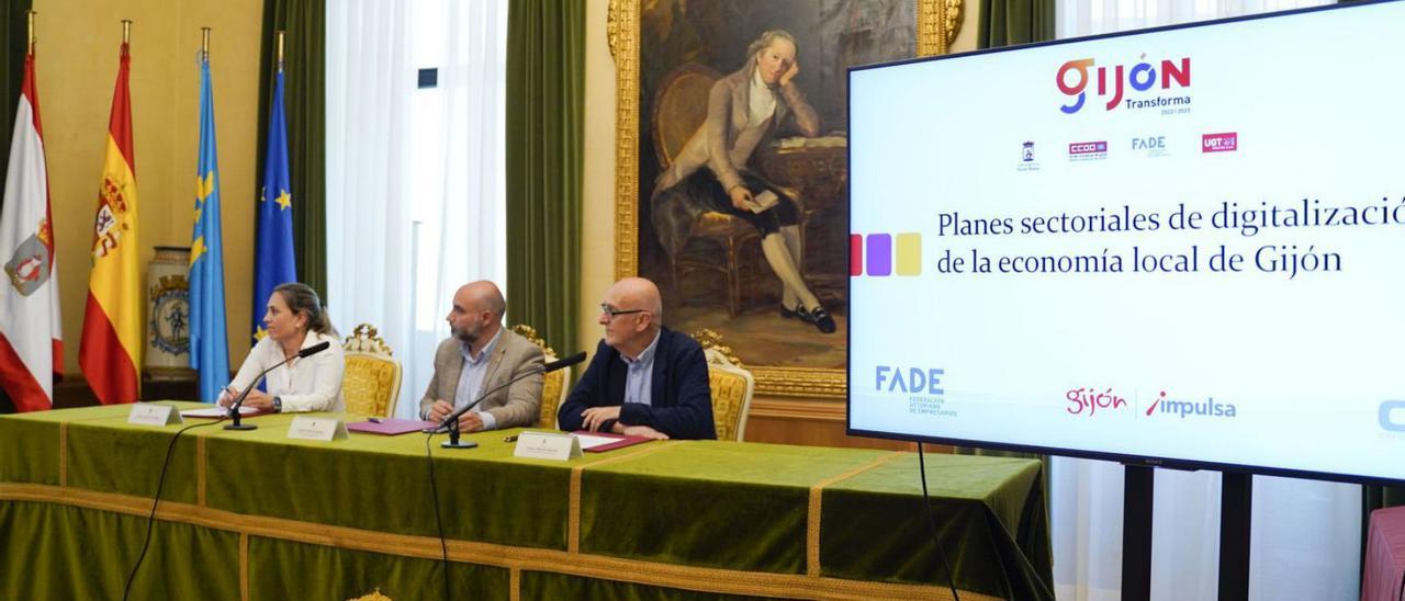 María Calvo, Santos Tejón y Pablo Priesca, minutos antes de firmar el convenio de colaboración entre FADE, Gijón Impulsa y la Fundación CTIC sobre transformación digital en empresas. | Irene Sirgo