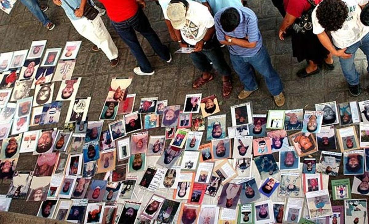 Desenes de fotografies són col·locades a Tapachula (Mèxic) per integrants de la Xarxa de Comitès de Migrants i Familiars de Desapareguts d’Hondures, que va iniciar el seu recorregut per territori mexicà buscant més de mig miler d’immigrants desapareguts en el seu viatge als Estats Units.