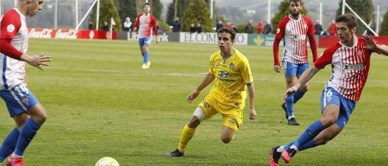 Gaspar Campos y José Gragera juegan un balón en presencia de Haro, del Atlético Baleares, ayer, en Mareo.