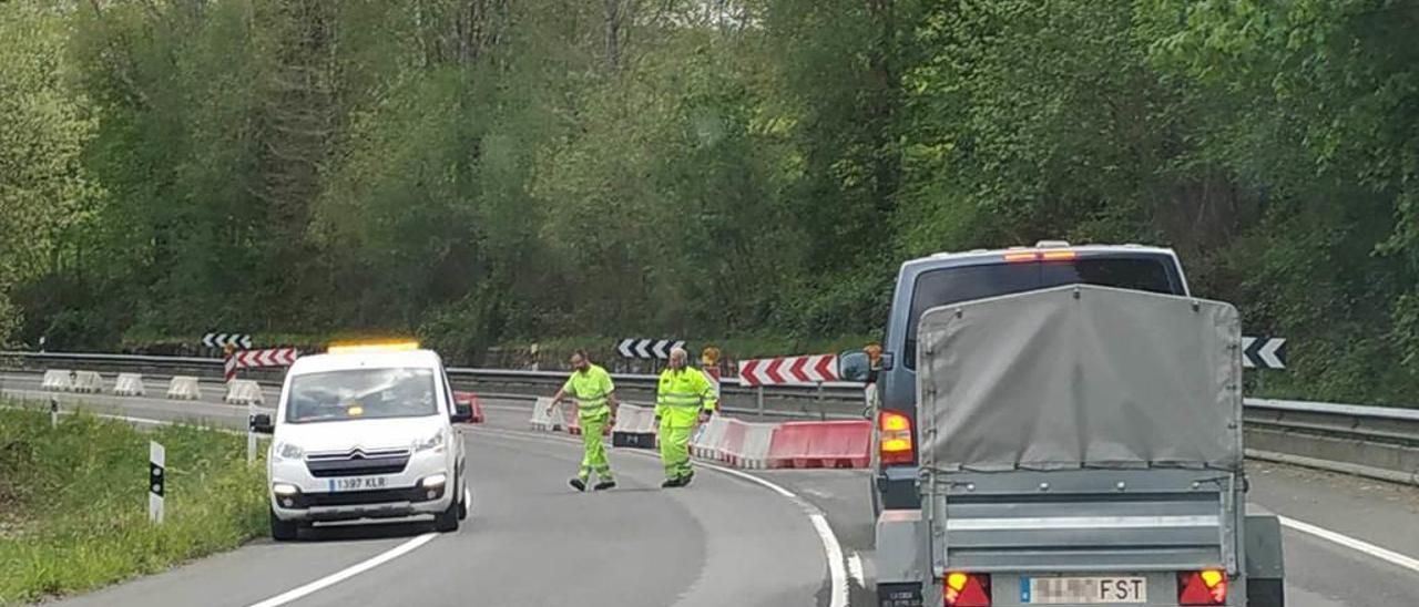 Operarios, ayer, en la zona del semáforo, en Ceceda.