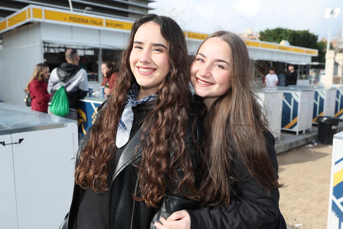 Evelyn y Desirée sonríen al salir el sol en el Mesón de la Tapa y la Cerveza
